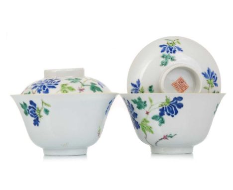 PAIR OF CHINESE PORCELAIN LIDDED BOWLS, LATE 19TH / EARLY 20TH CENTURY each decorated with flowers in vivid tones of blue and