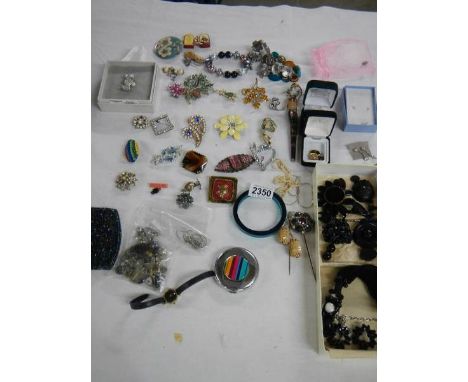 A mixed lot of vintage and contemporary costume jewellery including 14 brooches, 2 hat pins and other items.