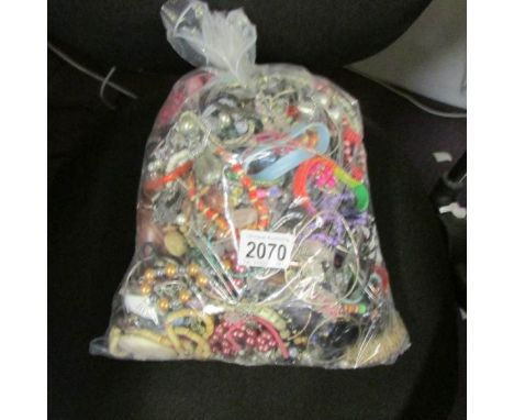 A 7 kilo bag of mixed costume jewellery.