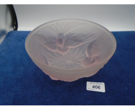 1930's art deco Jobling pink blush glass bowl with three birds in flight and central flower, approx 18.5cm diameter