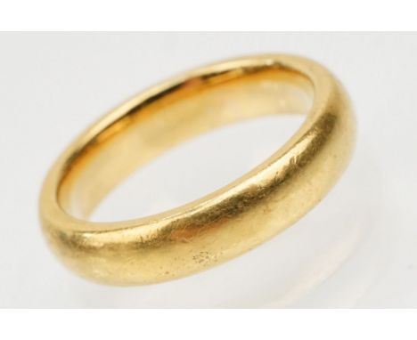 Hallmarked 22ct gold wedding band ring of plain form. Hallmarked Birmingham 1935. Size N. 
