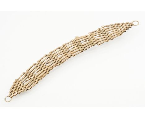 9ct gold gate link bracelet. Clasp missing. Jump ring marked 375. Measures 7.5 inches. 