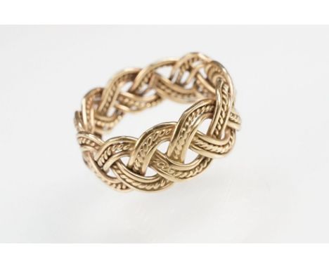 9ct gold woven band ring of plaited form. Hallmarked Sheffield. Size Q. 