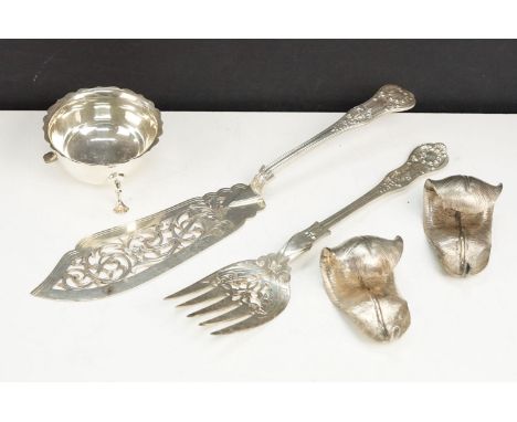 Pair of Garrard &amp; Co silver napkin rings in the form of feathers (hallmarked London 1969) together with a silver footed s