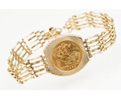 9ct gold gate link bracelet set with a 1982 half sovereign and a heart lock padlock. Padlock hallmarked London 1987. Measures