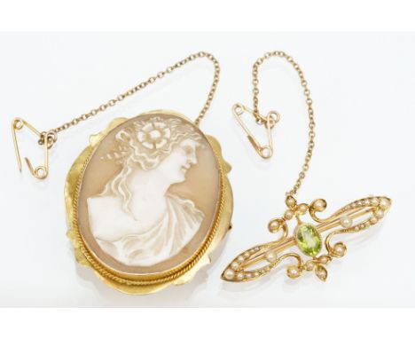 Edwardian 15ct gold, peridot and a seedpearl brooch having an oval cut peridot to the centre with half pearls set to the moun