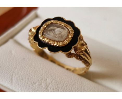 18ct Gold Antique Mourning Ring &amp; size M+0.5, 2.8g