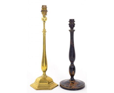 AN EARLY ELECTRIC BRASS TABLE LAMP OF BALUSTER FORM WITH COMPASS JOINT ON DOMED HEXAGONAL FOOT 38CM H EXCLUDING LAMP HOLDER A