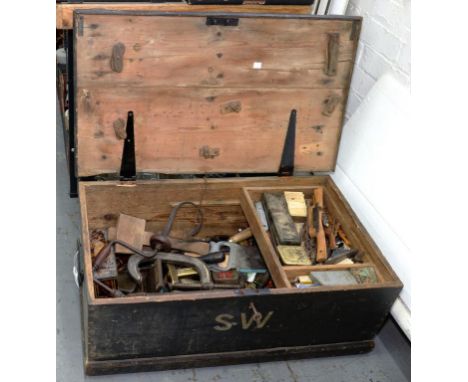 PAINTED WOOD TOOL CHEST CONTAINING A QUANTITY OF VINTAGE WOODWORKING TOOLS INCLUDING CHISELS AND BRACE ETC 