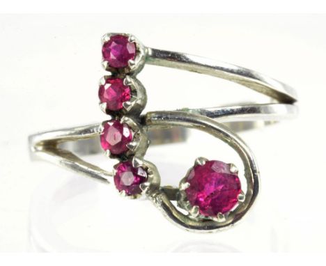 A RUBY RING IN WHITE GOLD MARKED 18K, 2.8G