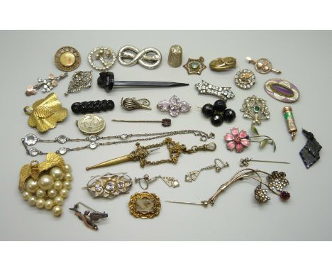 A collection of vintage costume jewellery, some a/f 