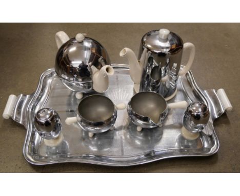 An Ever-Hot tea service and tray, tea pot lid a/f, (smashed) **PLEASE NOTE THIS LOT IS NOT ELIGIBLE FOR POSTING AND PACKING**