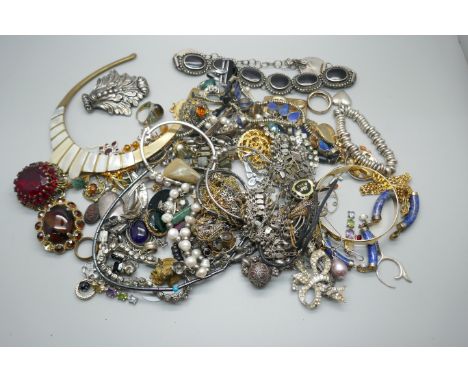 A collection of vintage jewellery including sterling silver and low grade silver 