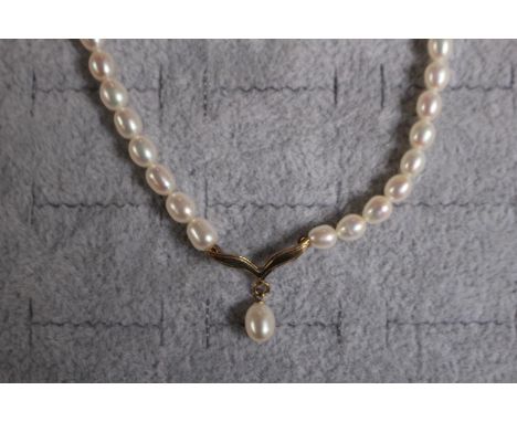 Ladies 9ct Gold Cultured Pearl Necklace with 9ct gold fittings 