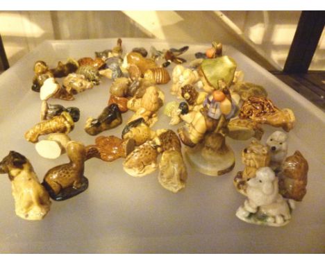 Tray of Wade whimsies and a Hummel figurine