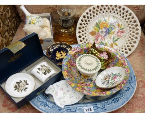 Parcel of pretty china including Portmeirion, boxed Worcester, boxed Wedgwood, Grimwades etc, a meat platter and an oil lamp