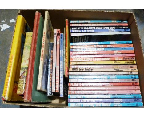Collection of books relating to military and weaponry including The Raiders Desert Strike Force by Arthur Swinson, Torbook th