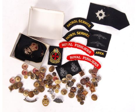 A good collection of assorted WWI First World War and WWII Second World War (and some earlier) related uniform buttons, badge