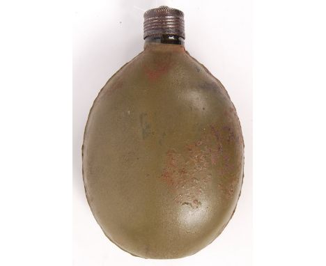 A rare WWI First World War German soldier's / infantry water bottle. Green-painted steel construction, with screw top. Lackin