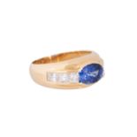Ring mit feinem Saphir ca. 2 ct flankiert von Prinzessdiamanten