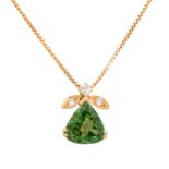Floraler Anhänger mit feinem Turmalintropfen ca. 3,3 ct,