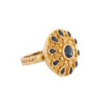 Ring mit Saphiren und aufwändigen Verzierungen