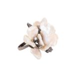 Blütenring mit Süßwasserperlen und Brillanten zus. ca. 0,5 ct,