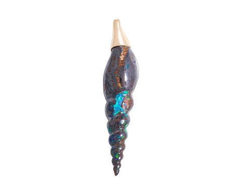 Anhänger mit Boulderopal in Form einer Meeresschnecke, Fassung GG 18K, 6,6 g, L: 5,3 cm, 20./21. Jh., leichte Tragespuren.| P