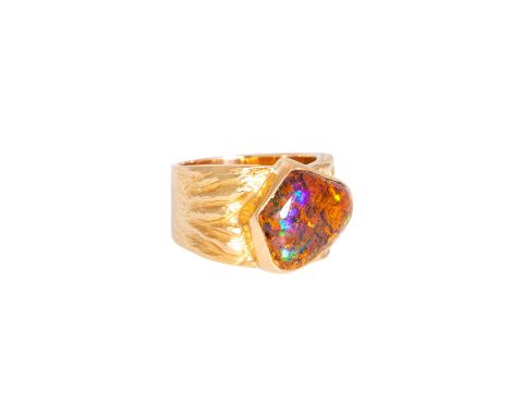 FRIES ARAUNER Ring mit polygonalem Boulderopal, am Rand Fehlstelle durch Bestoßung, GG 18K, 10,7 g, RW: 56, B: 14 mm, 2. H. 2