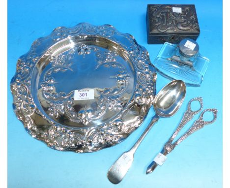 A Georgian hallmarked silver tablespoon; a glass and silver pen tray/inkstand; a cased silver teaspoon; an oriental embossed 