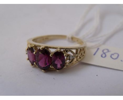 9ct fancy 3 stone garnet band ring (size P)     