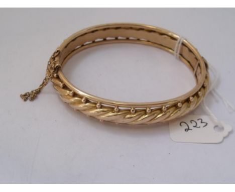 Good 15ct gold bangle with rope twist  design 17g        