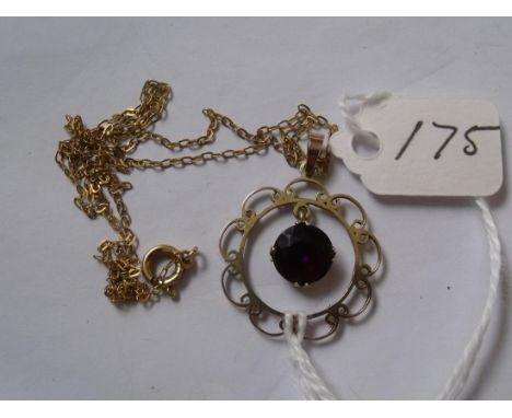 9ct garnet pendant on 9ct chain 2.2g inc    