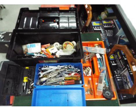 Tools - a Keter plastic moulded heavy duty tool box, containing a quantity of tools and miscellaneous items, screwdriver set 