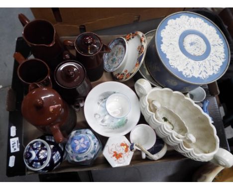 A mixed lot to include a Elizabethan Mr Mouse and Mr Rabbit tableware, vintage tins by Smiths Crafted, Chicago, Wade and simi