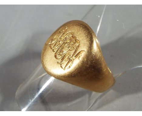 18 ct - a hallmarked 18 carat gold signets ring, size L 1/2, approximate weight 7.9 g.