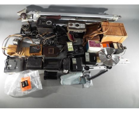 Photography - a collection of vintage cameras to include a Coronet 1220 camera, Korelle folding camera, an N Sign Full View c