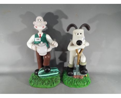 Wallis and Gromit - a pair of large Wallis and Gromit ceramic figurines featuring Wallis and Gromit, measuring approximately 