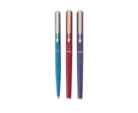 Parker, Arrow, a red marbled lacque fountain pen, the cap with a gilt arrow clip, aerometric filling system, inked; Parker, A