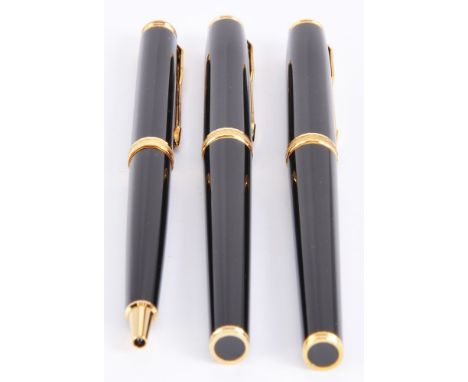 Parker, Premier, two black lacque fountain pens and a propelling pencil, the fountain pen caps with gilt arrow clips and cap 