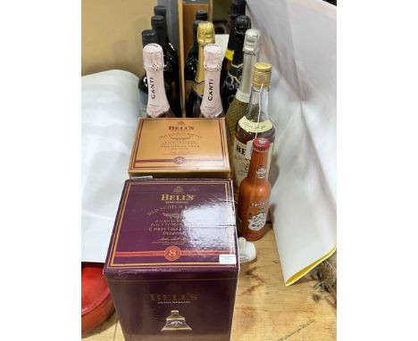 Collection of wine and spirits including Bell's whisky decanters, Canti Prosecco, Saracasa Toscana 2009, etc.