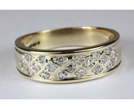 A 9ct gold diamond cluster ring (Q)