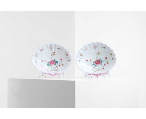 A pair of export famille rose porcelain shell dishes, Qianlong period (1736-1795), Chinese, each painted to the centre with a