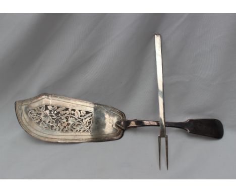 A George IV silver fish slice, with a fiddle pattern handle and pierced blade, London, 1823, possibly William Troby, together