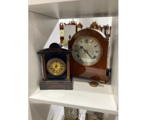 An Edwardian mahogany bracket clock with pineapple finials, Roman dial, American movement, 27cm tall, together with an Edward