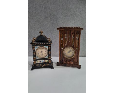 An early 20th Century organ form oak mantel clock together with a painted metal bracket clock, finial detail (2) 