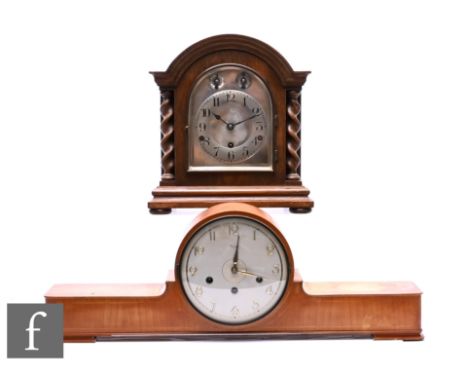 A 1920s oak cased bracket style clock with barley twist pilasters, a silvered dial and 8-day German movement, height 32cm and