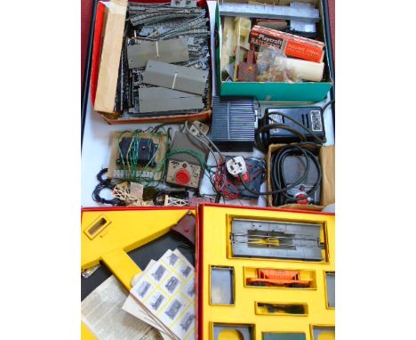 Tri-ang OO guage raillway accessories, track, boxed R161 operating hopper car set and boxed R45 turntable set.