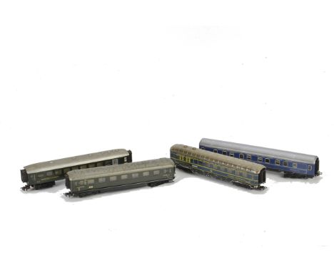 Marklin HO Coaches, unboxed blue Wagon Lits Sleeping Car and earlier blue Dining-Car, green  SBB CFF Restaurant Car and DB gr