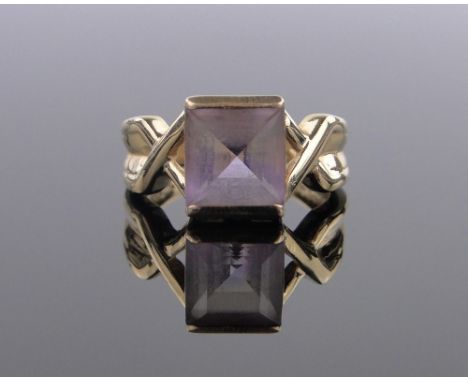 An 18 ct gold square cut amethyst set ring,with crossover shoulders, setting height 10 mm, size L